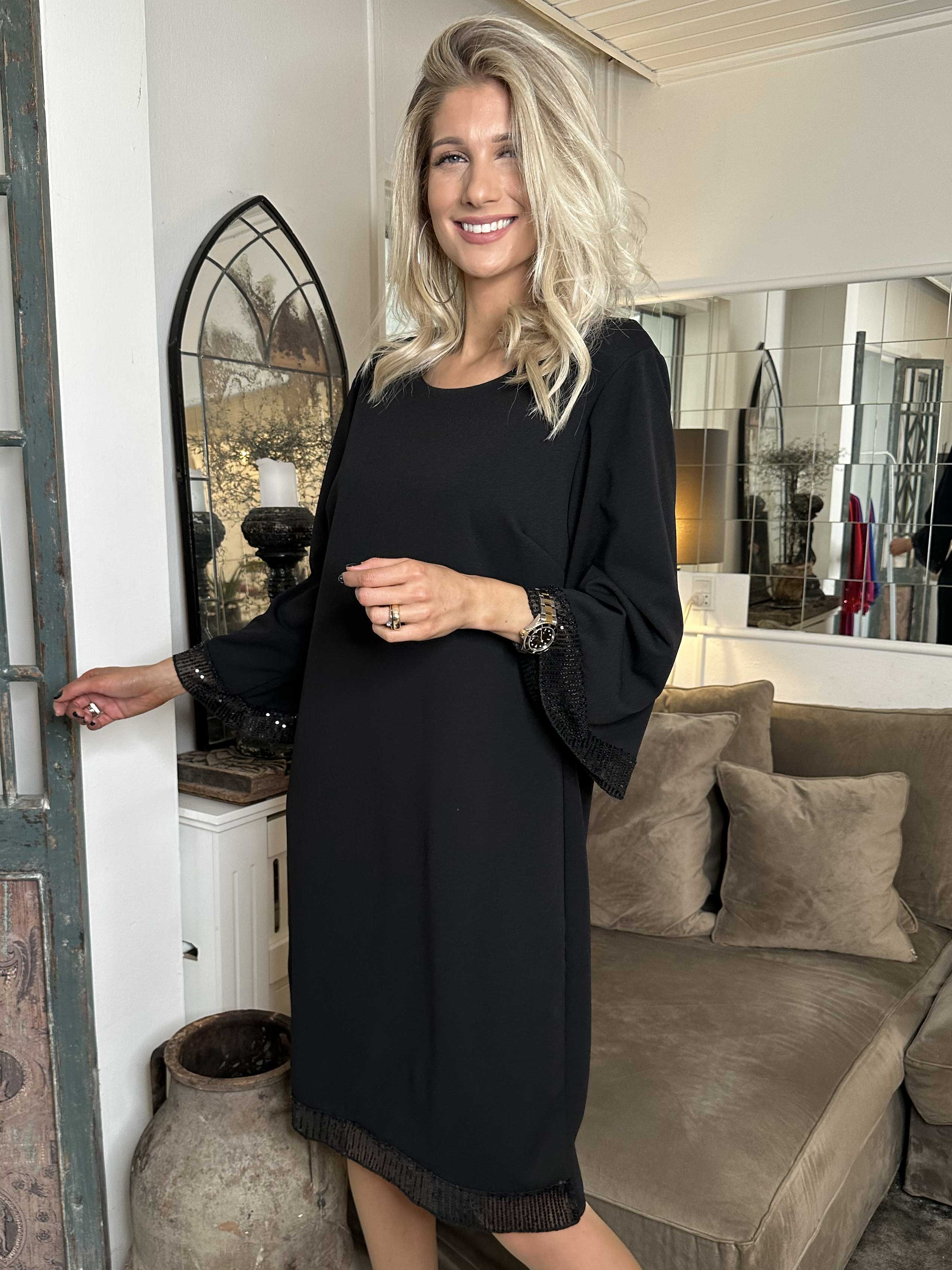 Lanza - Fin klänning detaljerad med paljettkanter